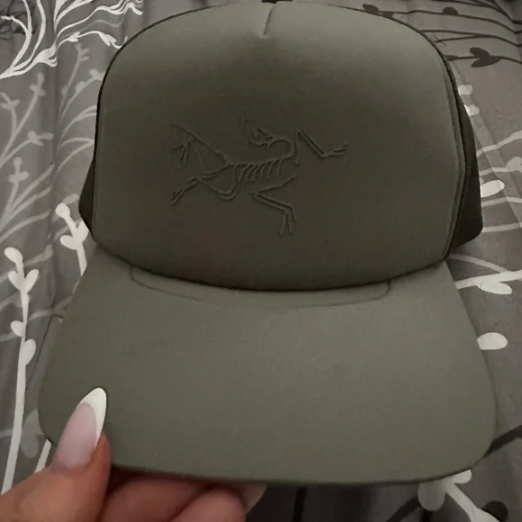 Arc'teryx Green sleek snap back ball cap - Picture 5 of 5